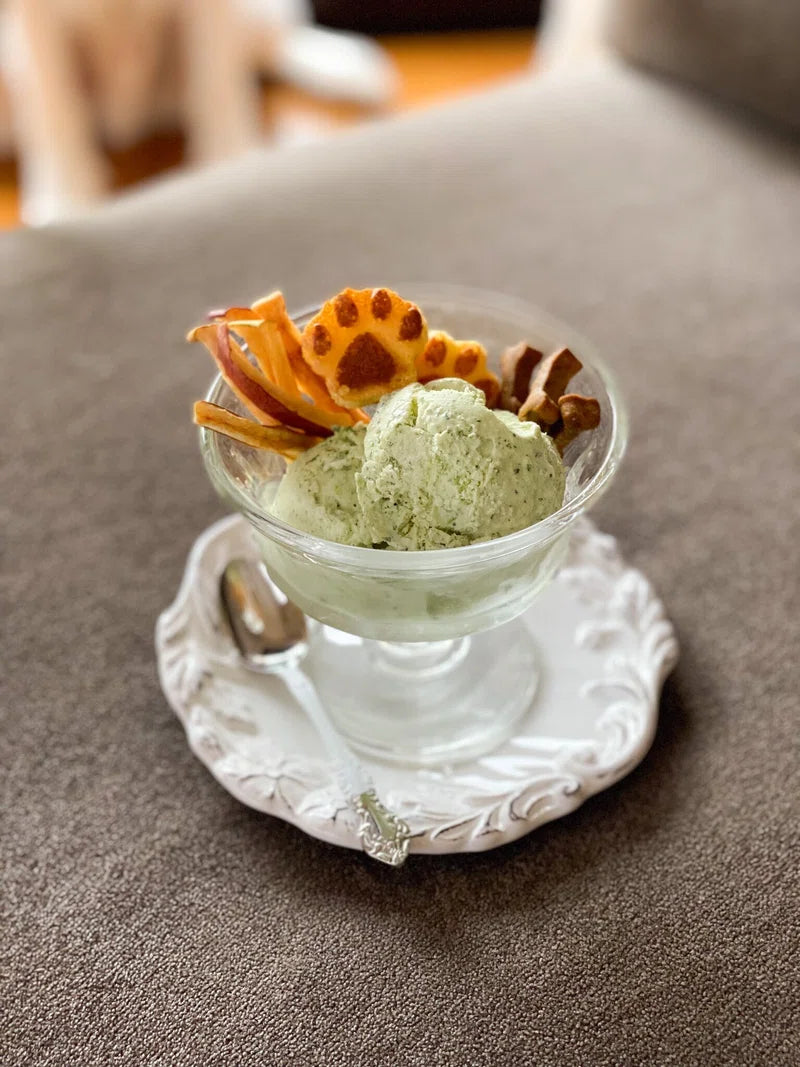 ワンコと食べる「小松菜アイスクリーム」パフェ