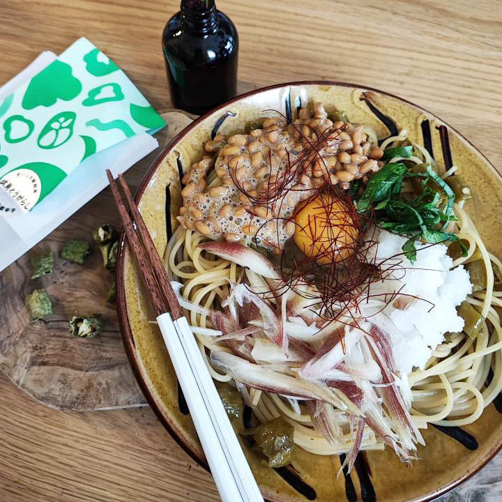 箸で食べるパスタ - OYAOYA